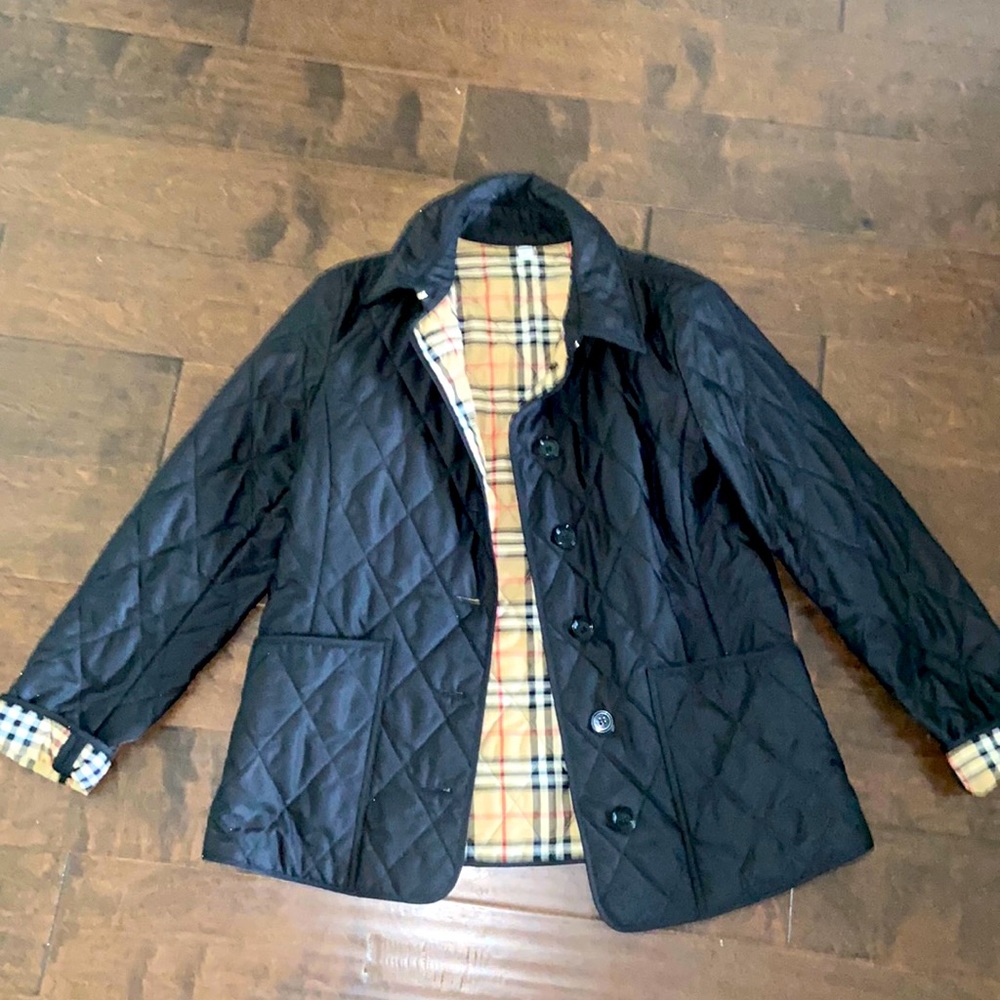 Spend winter in style! Basically new Burberry mini trench!